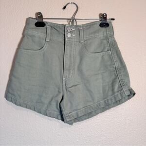 Levi’s Sage Green High Waisted Mom Jean Shorts Womens 24 Classic Beachy Summer